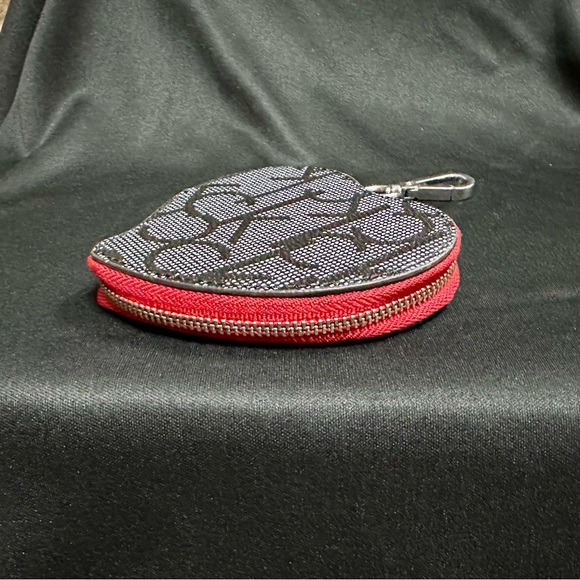 CALVIN KLEIN heart shape coin case (blk/red) - Picture 4 of 10